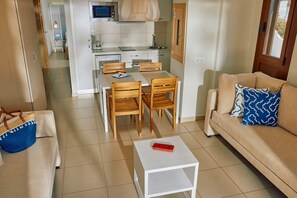 Full-sized fridge, microwave, stovetop, cookware/dishes/utensils - Grupotel Flamingo Beach (Yaiza)