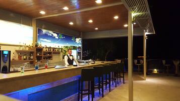 2 bars/lounges, poolside bar