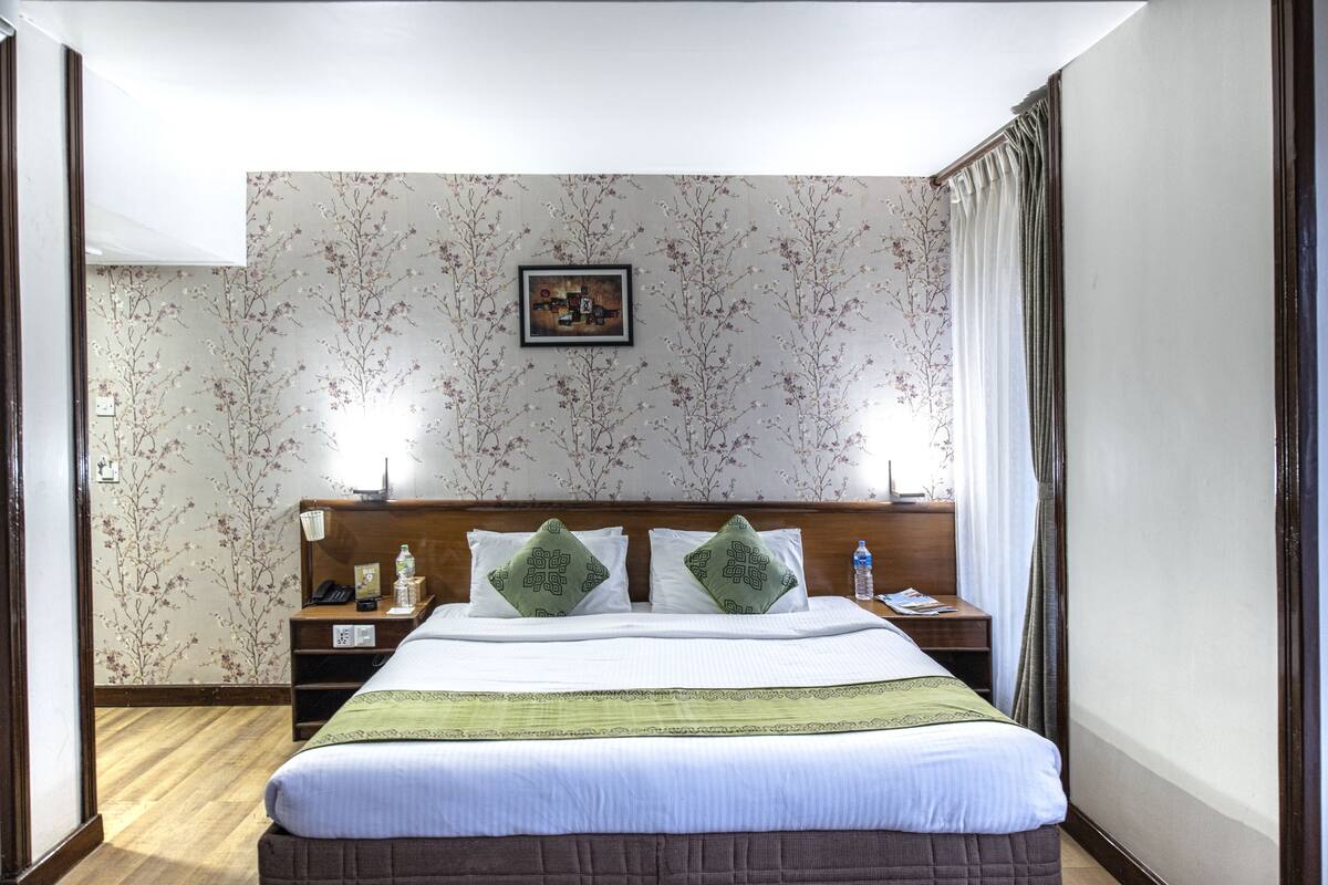 Superior Double or Twin Room | Bar mini, peti besi dalam bilik, meja, kalis bunyi 
