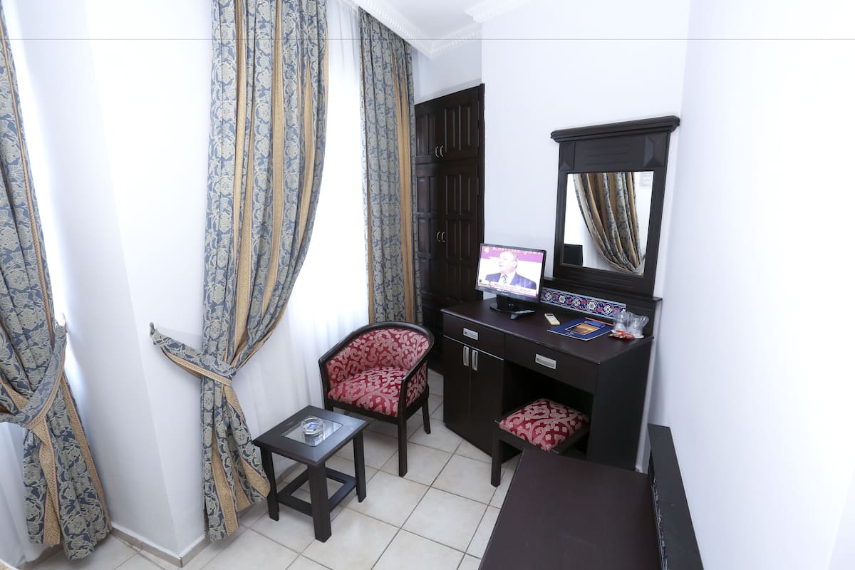 Quarto solteiro standard | Roupas de cama premium, frigobar, cofres nos quartos, Wi-Fi de cortesia