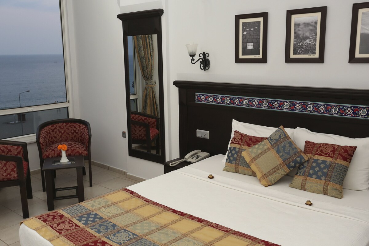 Premium bedding, in-room safe, WiFi (free)