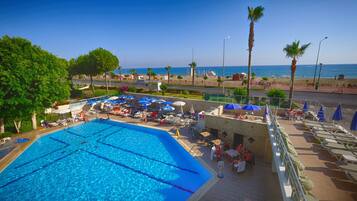 Outdoor pool, pool umbrellas, sun loungers
