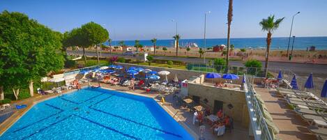 Outdoor pool, pool umbrellas, sun loungers