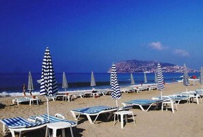 Privatstrand in der Nähe, Liegestühle, Sonnenschirme, Strandtücher