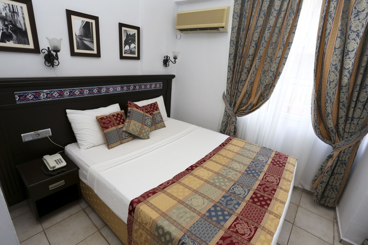 Premium bedding, in-room safe, WiFi (free)