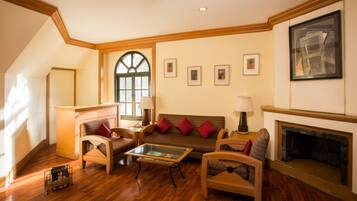 Presidential Suite | Minibar, in-room safe, desk, laptop workspace