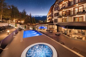 Piscine intérieure, piscine extérieure, 9 h à 21 h, chaises longues