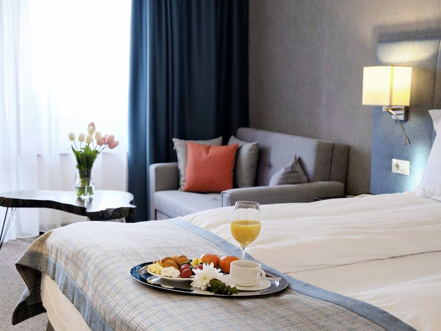 Kamar Double atau Twin Standar | Meja kerja, tempat tidur bayi gratis, Wi-Fi gratis, dan seprai linen