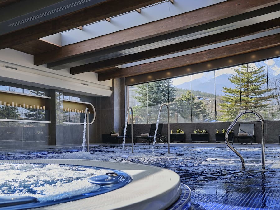 Piscina interna, piscina externa, espreguiçadeiras