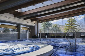 A hot tub with a view of mountains, wooden beams, and a glass wall. - SPA Resort St. Ivan Rilski (Bansko)