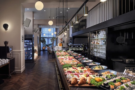 Desayuno buffet diario (EUR 20 por persona). Hotel Kings Court