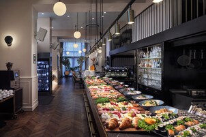 Café da manhã com buffet todos os dias (EUR 20 por pessoa) 