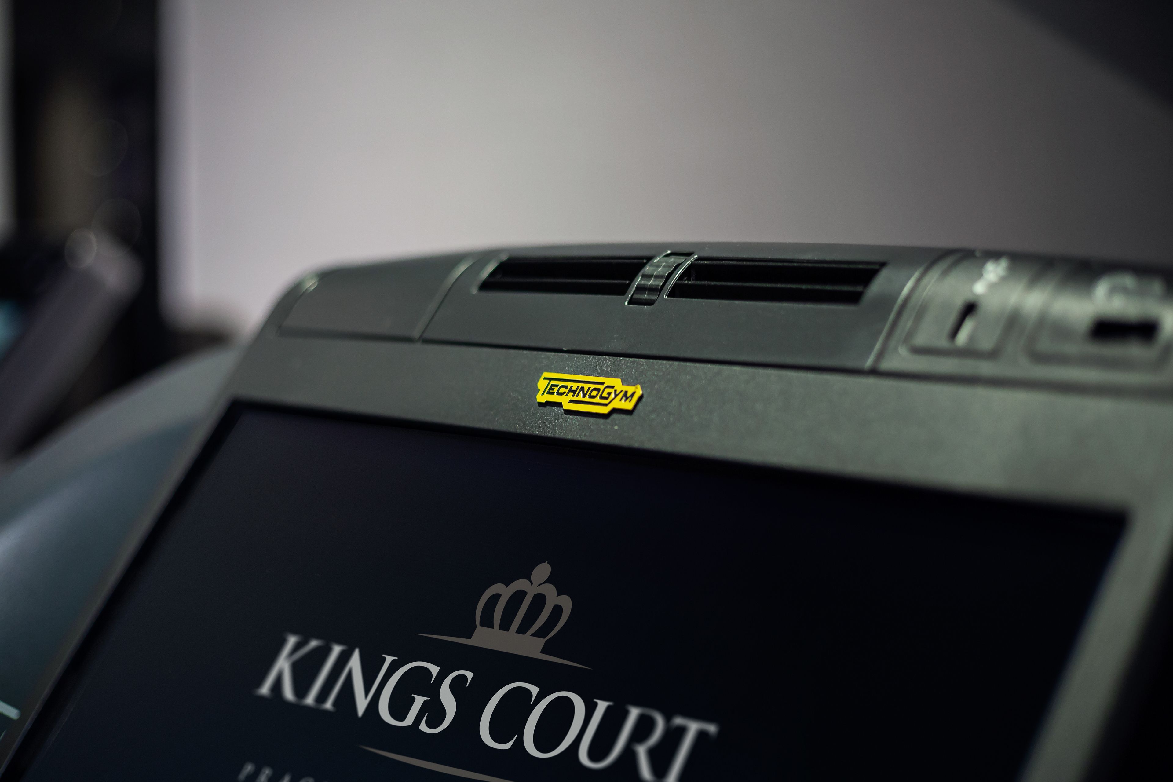 Ein Detailbild eines Geräts, das "KINGS COURT" mit einem Wappen zeigt.