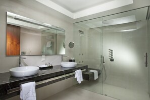 Tower Duplex Suite (Free SPA entrance & Executive Lounge) | Salle de bain | Articles de toilette (gratuits), séchoir à cheveux, pantoufles