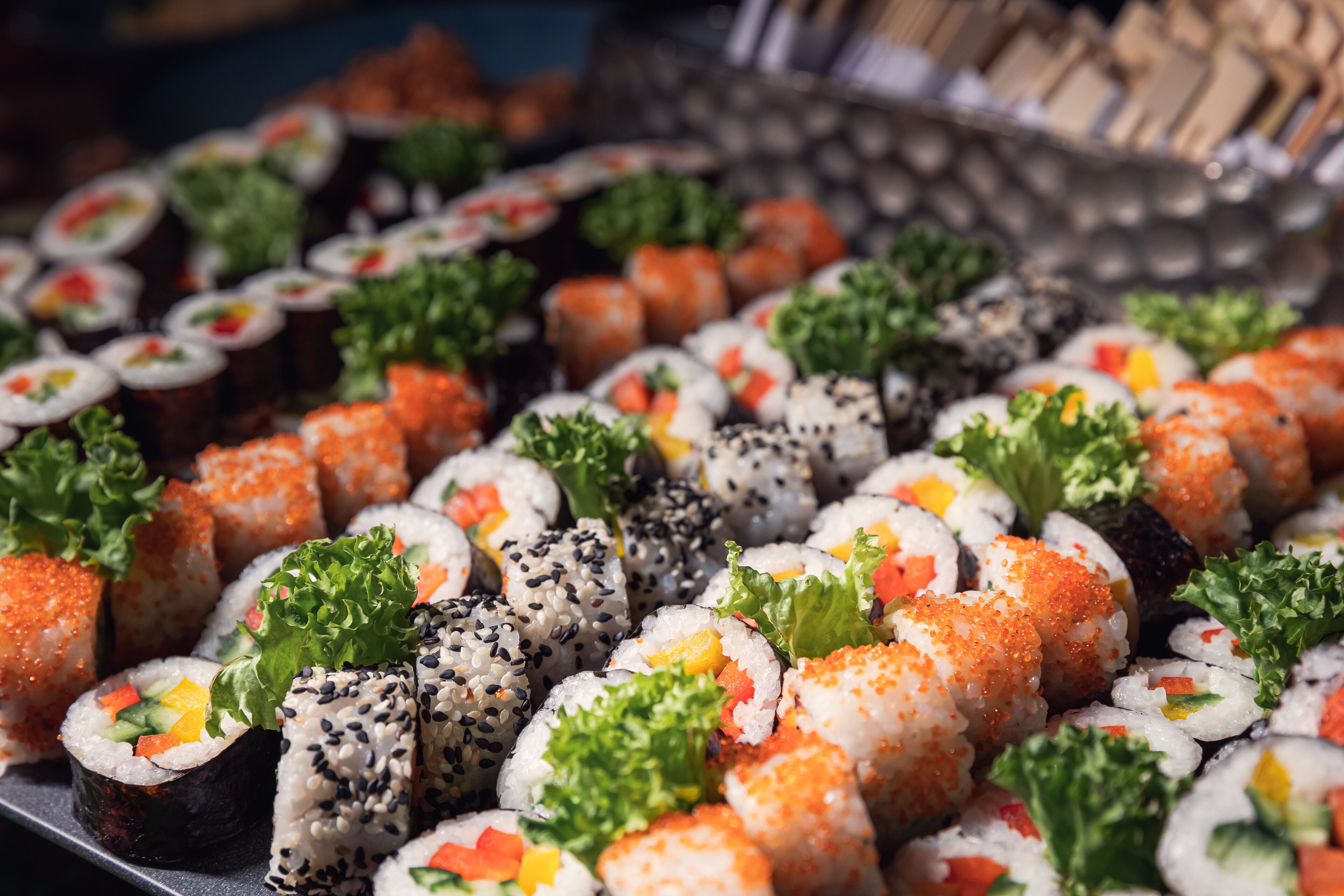 Variedad de rollos de sushi con diferentes ingredientes y adornos.