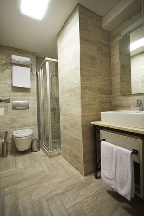 Shower, free toiletries, hair dryer, slippers - Hotel Polatdemir (Istanbul)