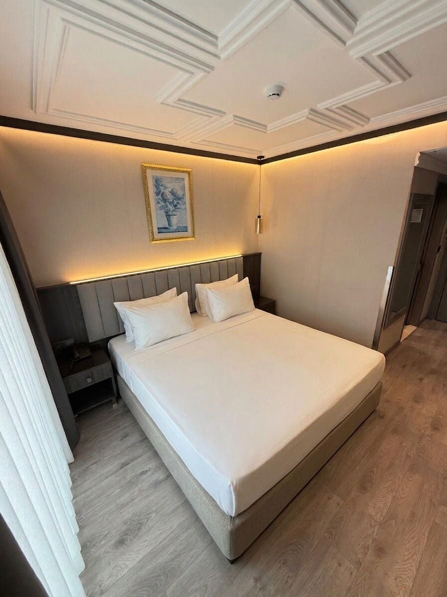 Minibar, caja de seguridad en la habitación y escritorio 