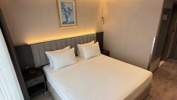 Minibar, caja de seguridad en la habitación y escritorio