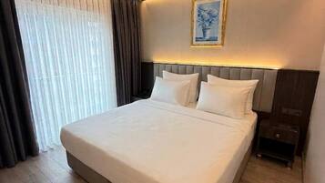 Standard Room, 1 Bedroom | Minibar, in-room safe, desk, blackout drapes