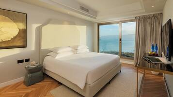 Minibar, caja de seguridad en la habitación y escritorio