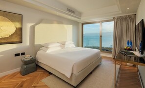 Suite estudio presidencial | Minibar, caja de seguridad en la habitación y escritorio 