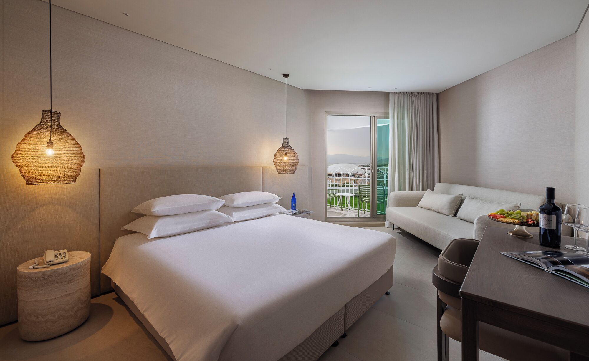 Executive Room, Balcony | Minibar, in-room safe, desk, blackout drapes