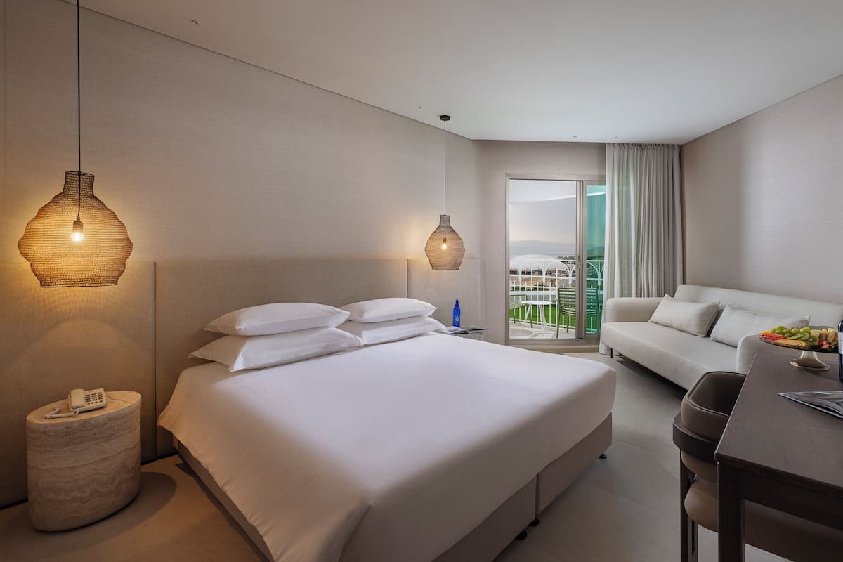 Executive Room, Balcony | Minibar, in-room safe, desk, blackout drapes