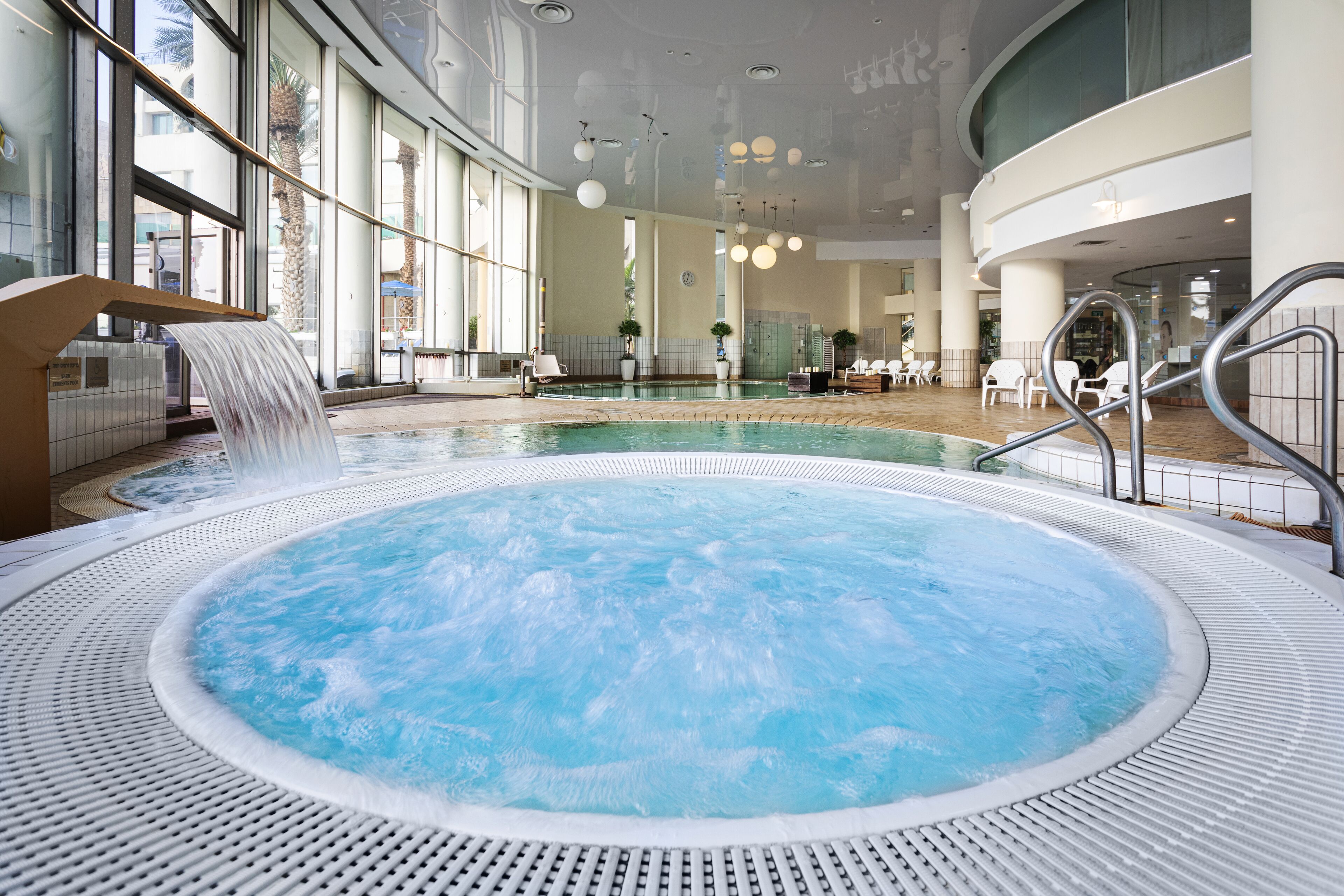 Una piscina al aire libre, tumbonas