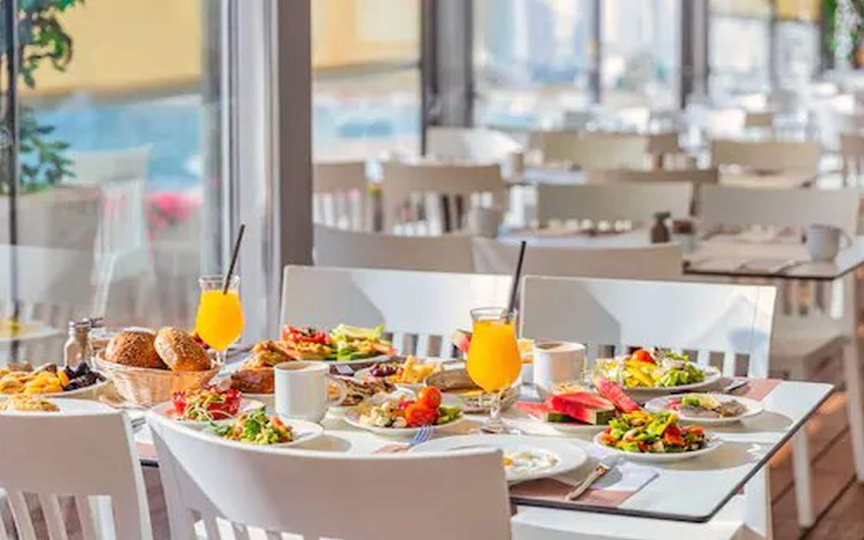 2 ห้องอาหาร, บริการอาหารเช้า อาหารกลางวัน อาหารเย็น, อาหารนานาชาติ