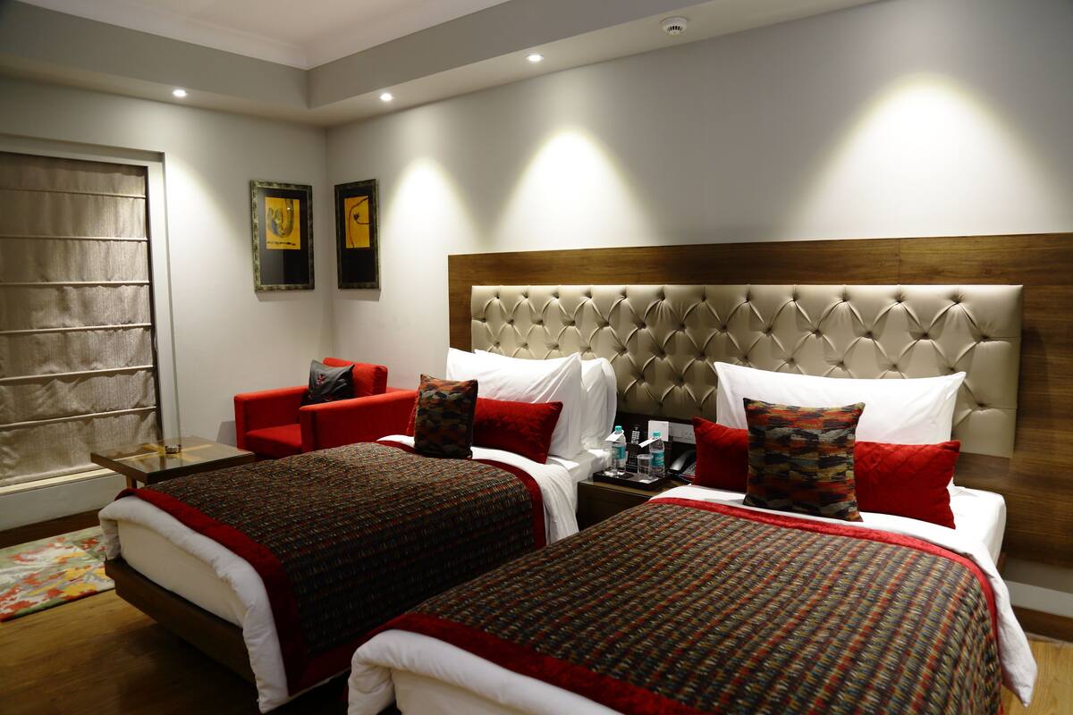 Minibar, brankas, meja kerja, dan kedap suara