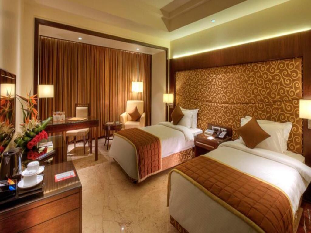 Minibar, in-room safe, desk, iron/ironing board