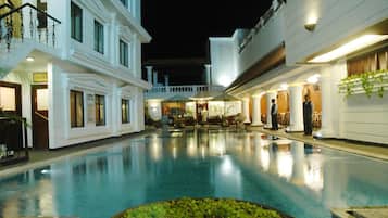 Una piscina al aire libre