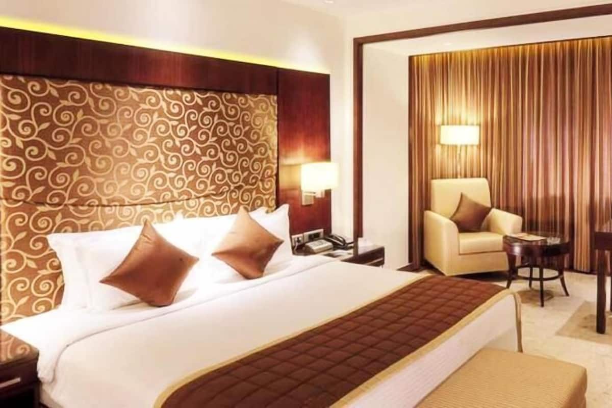 Minibar, in-room safe, desk, iron/ironing board