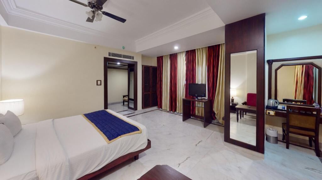 Minibar, in-room safe, desk, iron/ironing board