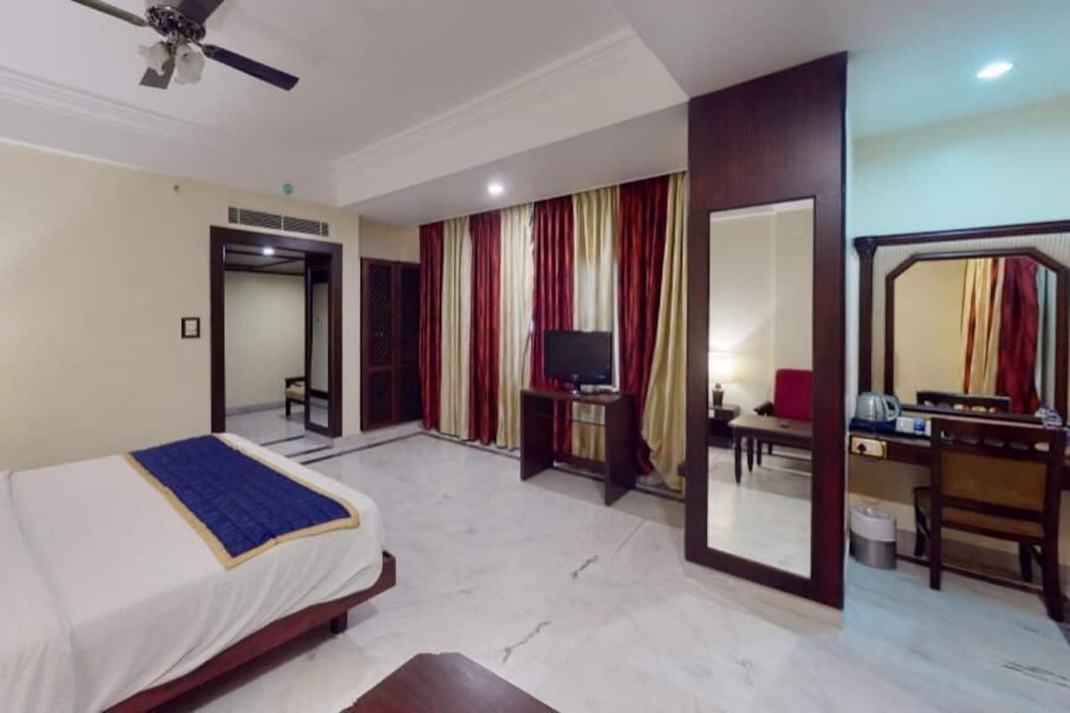 Minibar, in-room safe, desk, iron/ironing board