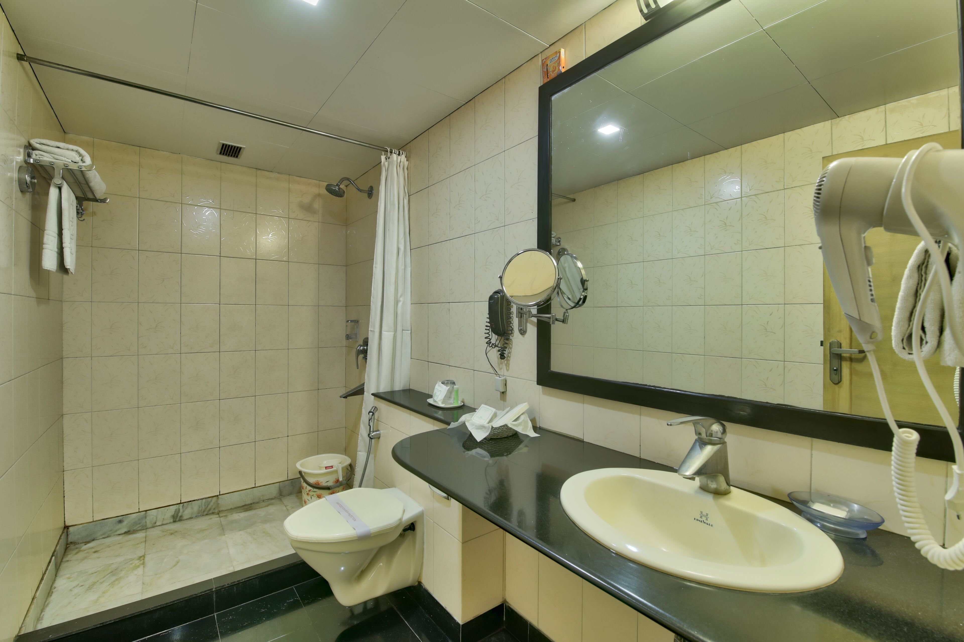 Habitación superior | Baño | Amenidades de baño gratuitas y toallas 