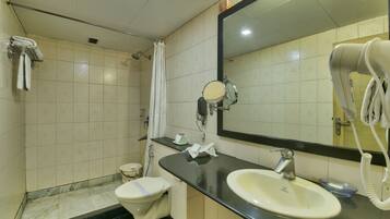 Super Deluxe Room | Bathroom | Free toiletries, towels