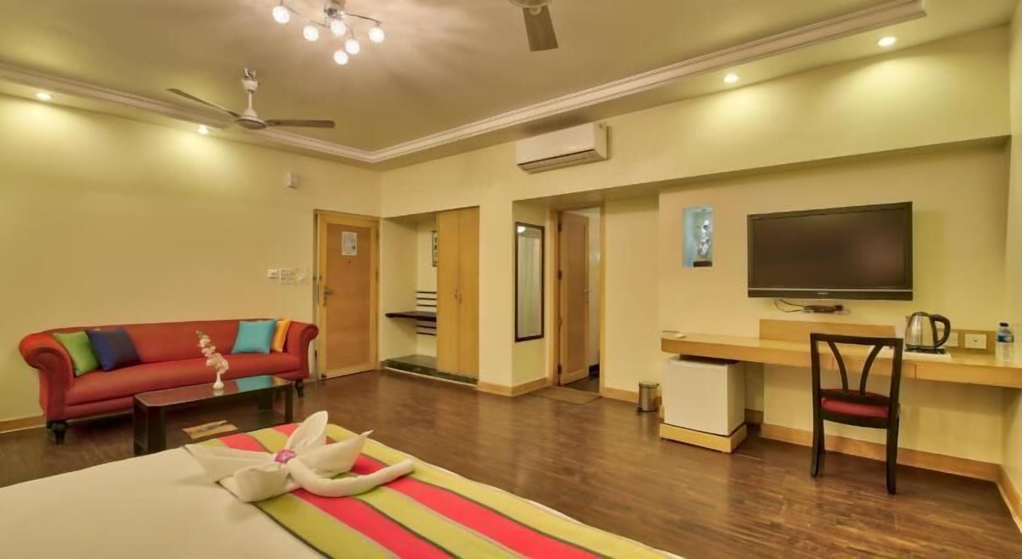 Roupas de cama premium, frigobar, cofres nos quartos, escrivaninha