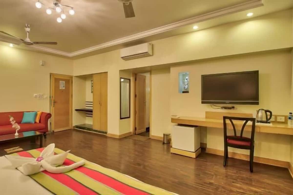 Premium bedding, minibar, in-room safe, desk