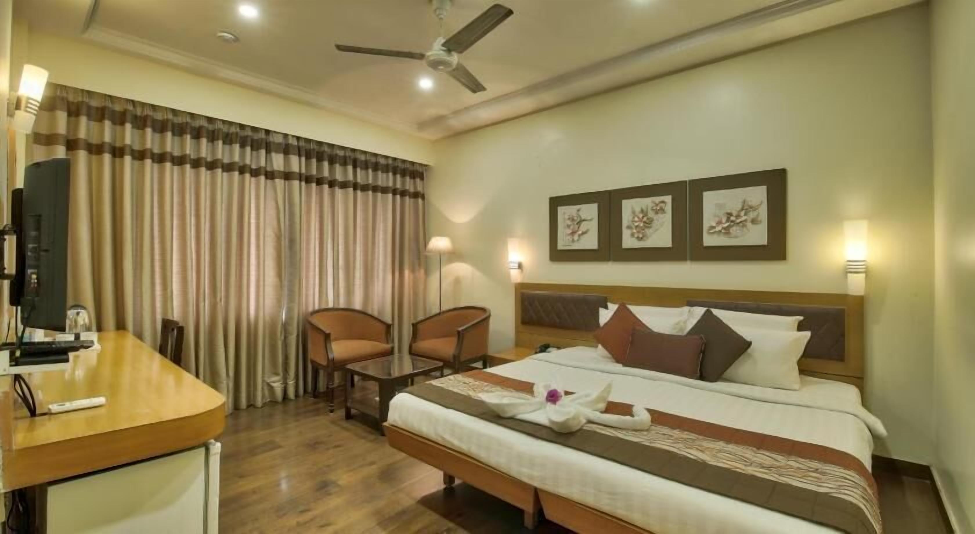 Roupas de cama premium, frigobar, cofres nos quartos, escrivaninha