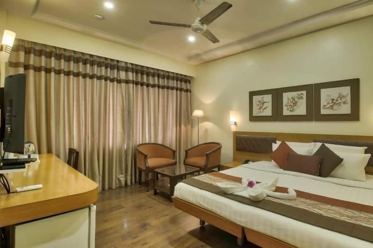 Premium bedding, minibar, in-room safe, desk