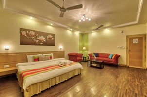 Executive Room | Premium bedding, minibar, in-room safe, desk