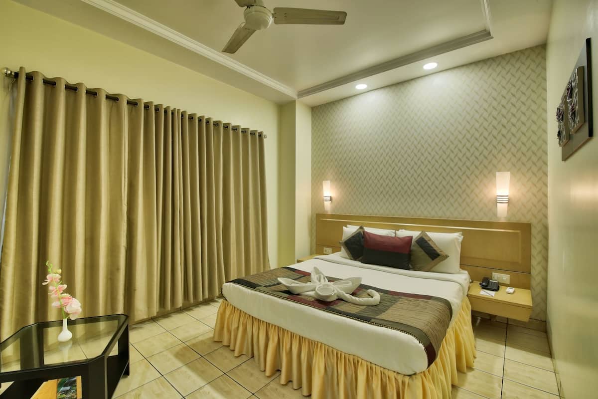 Premium bedding, minibar, in-room safe, desk