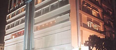 Majoituspaikan julkisivu illalla/yöllä