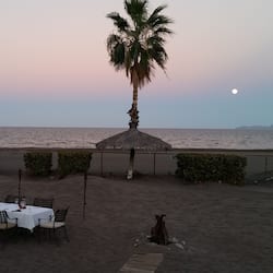 Privatstrand, Sonnenschirme, Strandtücher, Volleyball
