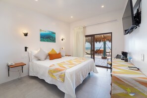 Colchones con pillow-top y caja de seguridad en la habitación 