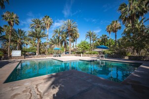 Una piscina al aire libre (de 10:00 a 22:00), sombrillas, tumbonas