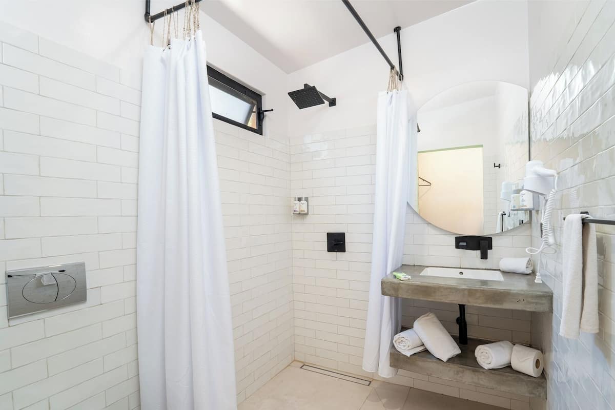standard room, ocean view | bathroom | shower, free toiletries, hair dryer, towels