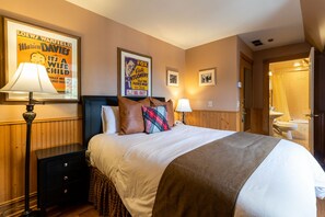 Standard Room, 1 Queen Bed | 1 bedroom, individually decorated, individually furnished