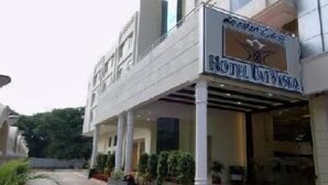 Un hôtel avec une enseigne indiquant « HÔTEL VISTA ».